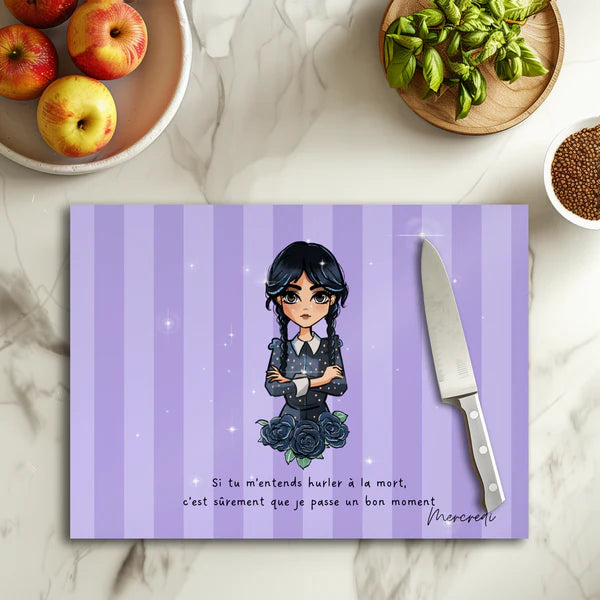 🖤🕸️ Planche à découper Mercredi Dark Chic – Verre 20 × 28,5 cm