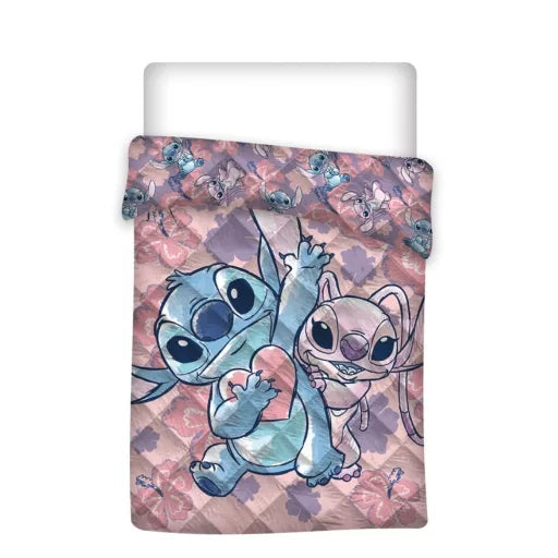 💙🌺 Couvre‑lit matelassé Disney Lilo & Stitch – motif cœur & chien étoile – 140 × 200 cm