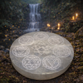 ✨🧘♂️ Plaque de Sélénite – Bouddha 7 Chakras (10 cm)