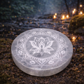 ✨🌸 Plaque de Sélénite – Lotus Mandala (10 cm)